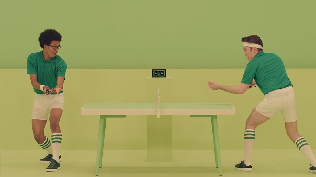 2 muži hrají stolní tenis s nintendo switch