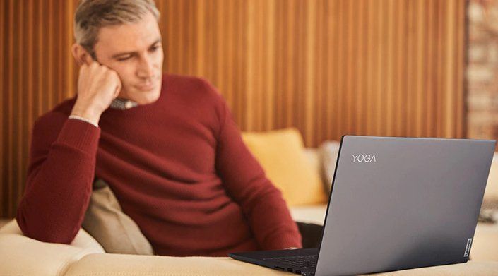 muž pracuje s Notebookem Lenovo YOGA Slim 7