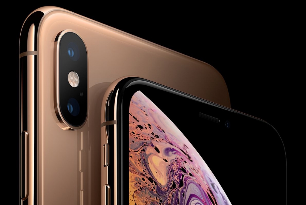 Apple iPhone XS 64GB v zlatej farbe - detail šošovky fotoaparátu
