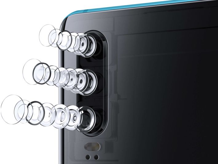 Detail šošoviek zadného fotoaparátu Huawei P30