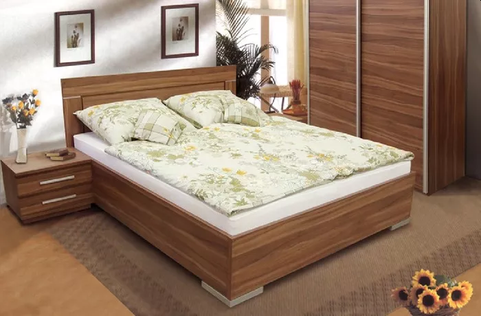 Dřevěné postele s úložným prostorem
