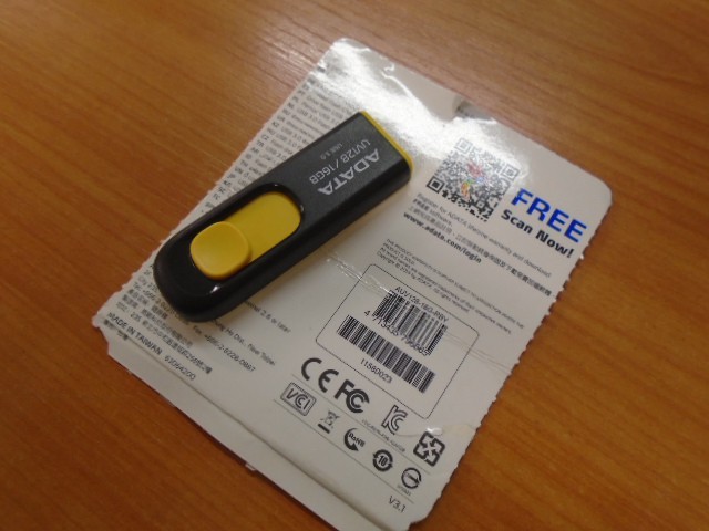 A-Data UV128 16GB, USB 3.0, černo-žlutý ROZBALENO