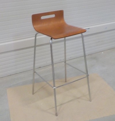 SINTE-S židle barová kovová, sedák překližka mořená na třešeň